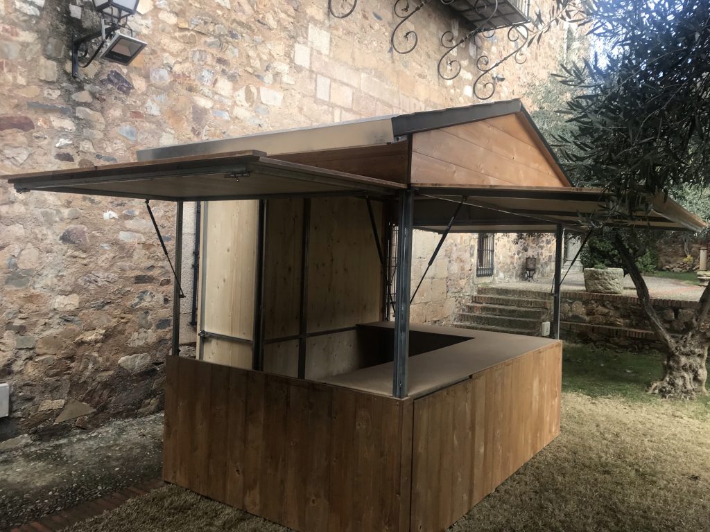 Caseta de hierro galvanizado y madera