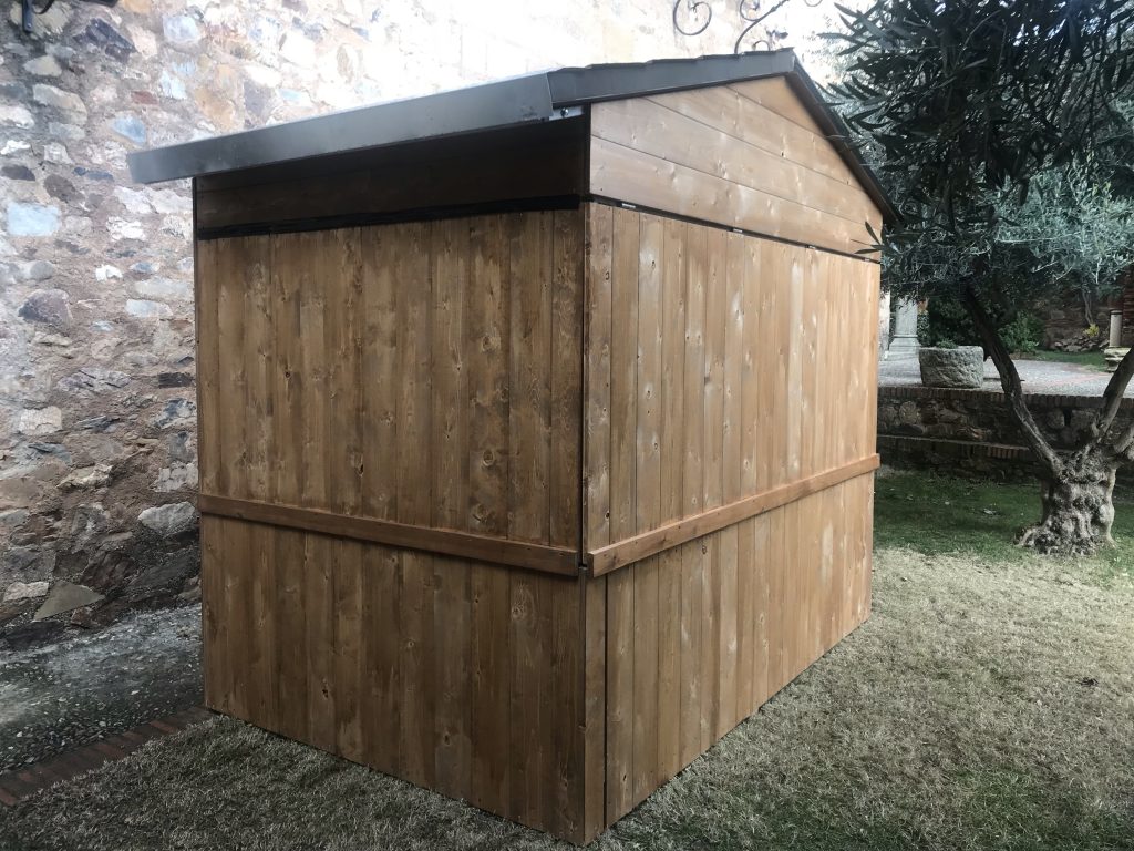 Caseta de hierro galvanizado y madera