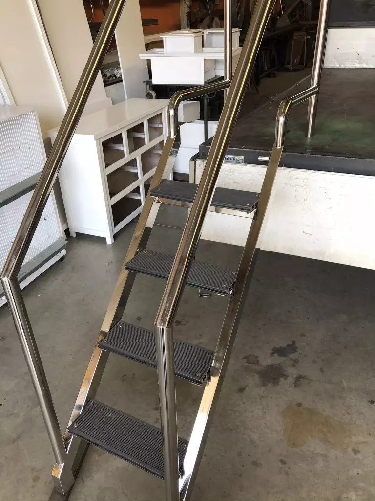 Escalera de piscina en acero inoxidable