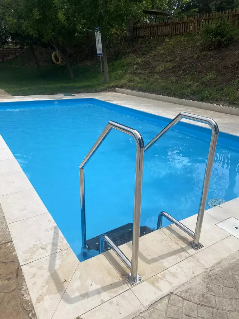 Escalera de piscina en acero inoxidable