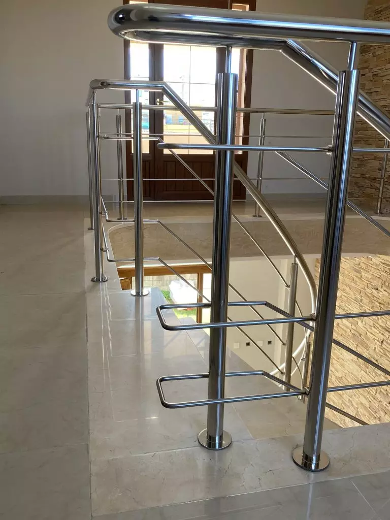 Detalles barandilla acero con barilla