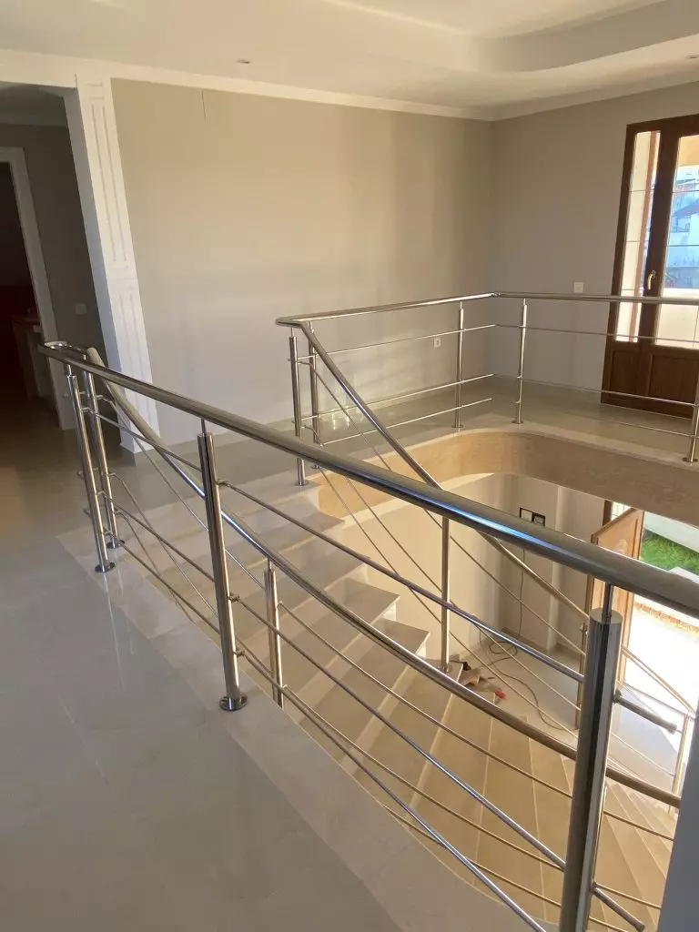 Barandilla curva acero inoxidable con barilla