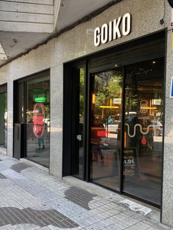 Escaparate Goiko Caceres